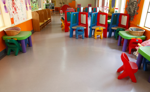 為什么學(xué)校場所都選用幼兒園塑膠地板膠【騰方PVC地板】