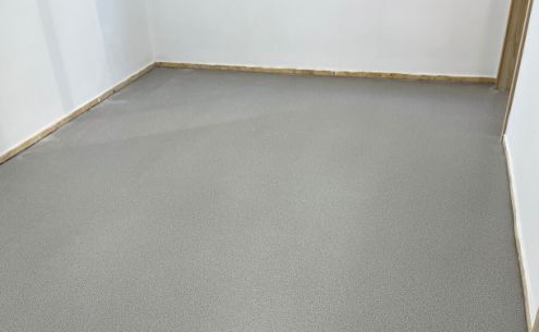 同質(zhì)透心地板和商用復(fù)合地板有什么區(qū)別