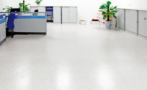 大型工程裝修，選發(fā)泡底還是密實(shí)底的塑膠地板