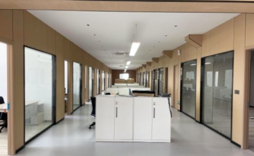 商用復(fù)合塑膠地板與同質(zhì)透心塑膠地板：一場材質(zhì)與性能的較量