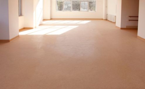 塑膠地板的耐磨性與使用壽命：從運動-商用-同透材質(zhì)的深度解析