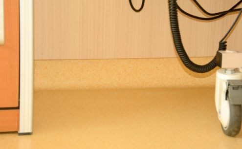 塑膠地板上墻全攻略：墻面要求與輔材選擇