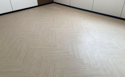 《SPC鎖扣地板 vs 傳統(tǒng)木地板：技術革新下的場景重構與性能突圍》