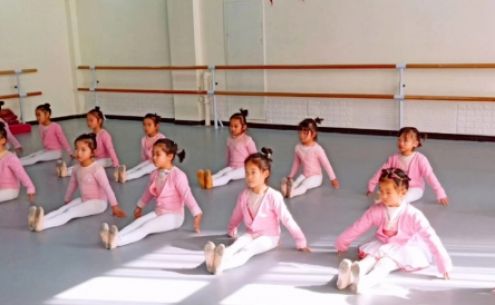 舞蹈地膠怎么選：從兒童訓練到專業(yè)舞臺的全場景適配