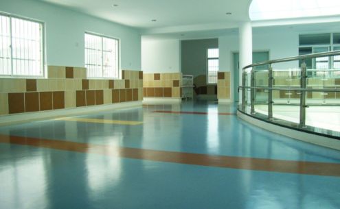 揭秘塑膠地板的“全能”魅力，從學(xué)校到運動場的“寵兒”